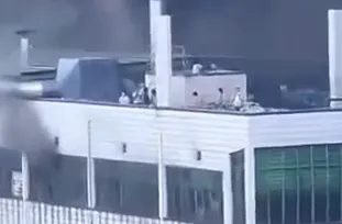В Китае на обувной фабрике вспыхнул страшный пожар - погибли 28 человек. В Китае на обувной фабрике вспыхнул страшный пожар - погибли 28 человек. Фото: t.me/bazabazon