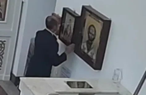 Питерский прихожанин помолился, поцеловал икону и обокрал храм. Фото: t.me/mashmoyka
