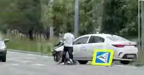 В Татарстане таксисту пришлось догонять свою машину после ДТП со столбом. Фото: t.me/mash_iptash