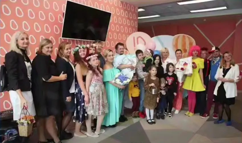 В Питере глухая пара воспитывает 11 родных детей, которые родились здоровыми. Фото: t.me/mashmoyka