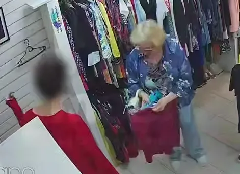 В Питере зумеры притворились кассирами, чтобы собирать с покупателей деньги. Фото: t.me/mashmoyka