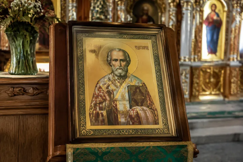 Сильная молитва Николаю Чудотворцу о помощи. Фото сгенерировано нейросетью GPT Images