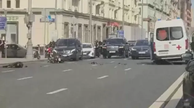 Скорая выезжает на встречку и врезается в мотоциклиста в Москве: видео. Фото: t.me/bazabazon