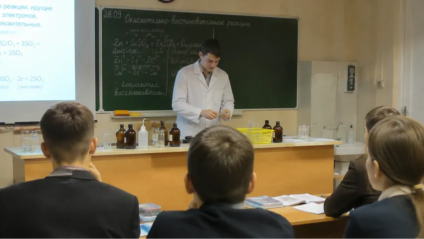 Прикладные уроки в 10-11 классах: изменения с 1 сентября 2026 года. Фото сгенерировано нейросетью GPT Images