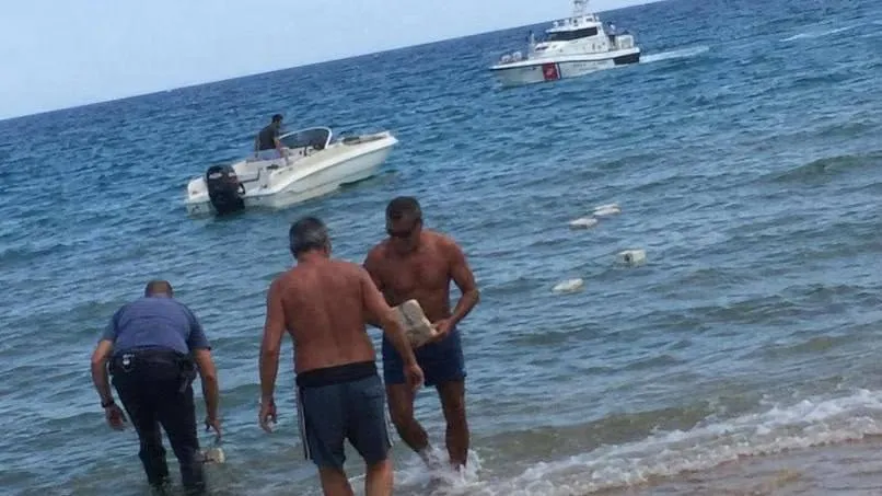 В Италии мужчины, спасаясь от береговой охраны, выбросили в море €700 тыс. Фото: соцсети