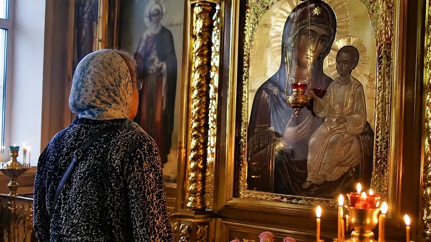 Какие молитвы читать перед иконами Богородицы. Фото сгенерировано нейросетью GPT Images
