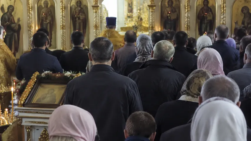 В Ореховый Спас православные посещают храм, собирают лесные орехи и пекут свежий хлеб. Фото сгенерировано нейросетью GPT Images