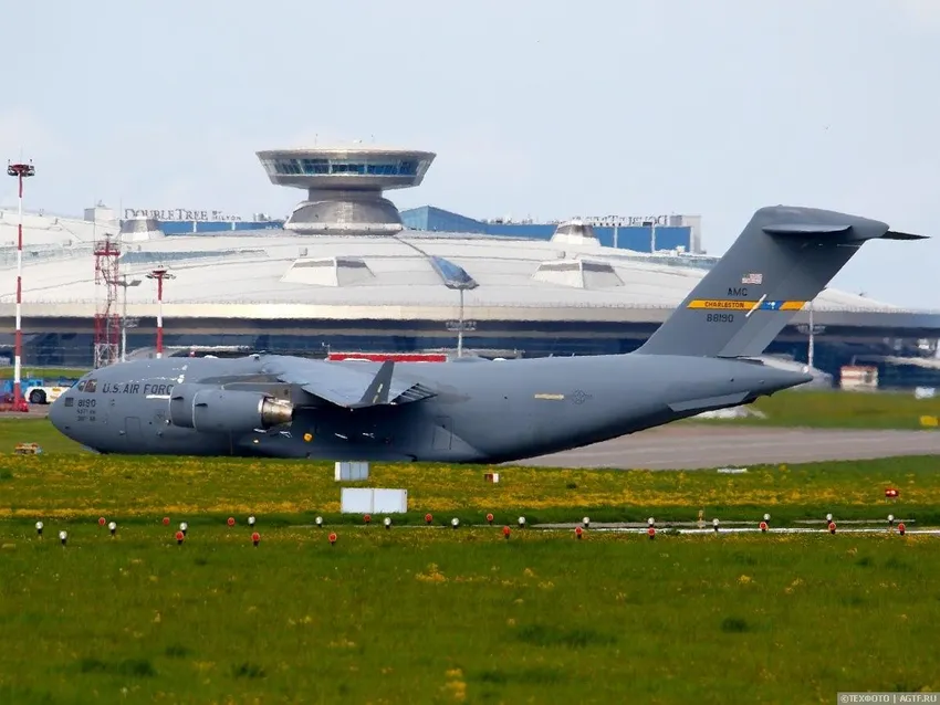 Военно-транспортный Boeing C-17 ВВС США приземлился в аэропорту Внуково. Фото: соцсети