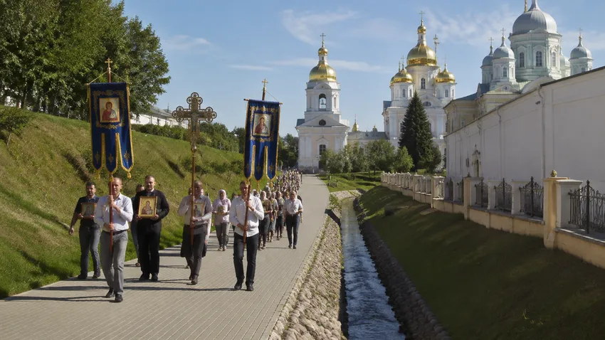 Крестный ход на Успение Богородицы в Дивеево. Фото сгенерировано нейросетью GPT Images