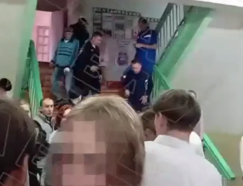 Под Красноярском 7-классница напала на учителей и учеников с ножом, 7 пострадали. Фото: t.me/bazabazon