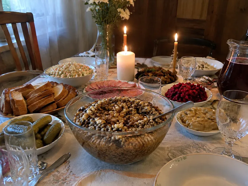 Кутья и поминальные блюда на столе в Покровскую родительскую субботу. Фото сгенерировано нейросетью GPT Images