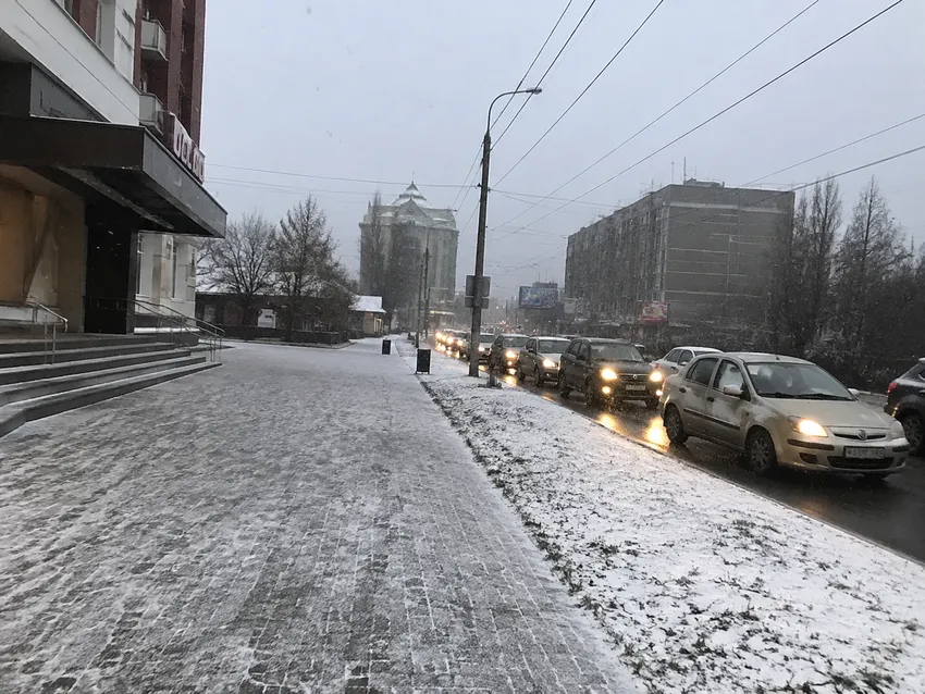 Погода в Сибири в октябре 2026: первый снег в Новосибирске и Омске. Фото сгенерировано нейросетью GPT Images