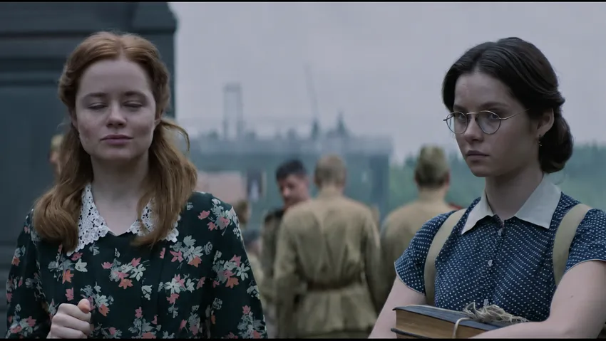 Мила Ершова и Ксения Трейстер в сериале «Полураспад» . Фото: кадр из фильма