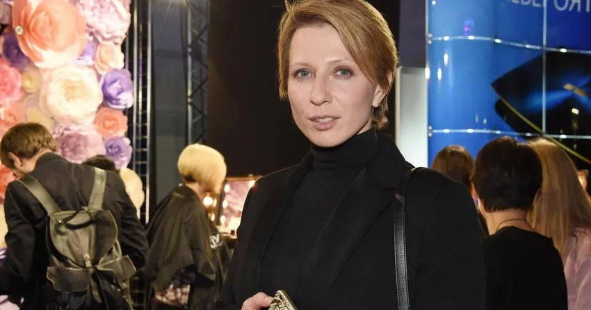 47-летняя Яна Чурикова прошла "тест на старость", провисев минуту на турнике. Фото: соцсети