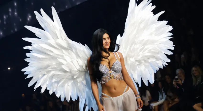 Бриллиантовый лифчик Кайли Дженнер с показа Victoria’s Secret продан за $50 млн. Фото: соцсети