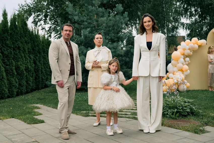 Антон Васильев, Ольга Тумайкина и Паулина Андреева в сериале «Тяжелый люкс». Фото: Wink