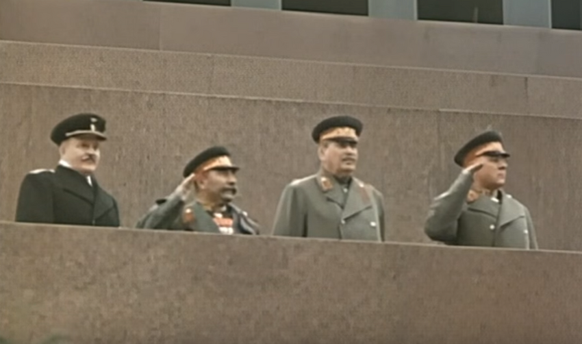 Первый Парад Победы состоялся 24-го июня 1945 года. На трибуне мавзолея Молотов, Буденный, Сталин, Ворошилов