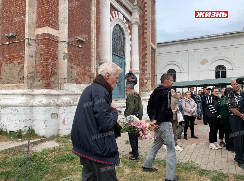 Борис Щербаков с цветами на похоронах Романа Мадянова. Фото: "Жизнь"