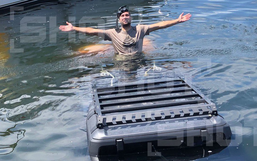 Во Владивостоке экстремал утопил джип, но не огорчился, а устроил фотосессию. Фото: t.me/shot_shot