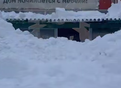 В Петропавловске-Камчатском снежная лавина завалила магазин, замуровав людей. Фото: t.me/amur_mash