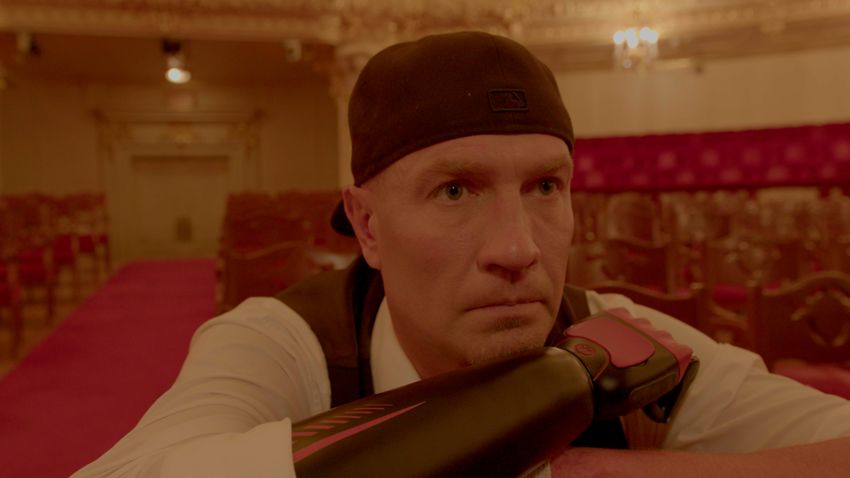 Роман Костомаров прошел через ад. Кадр из фильма «Роман Костомаров: Рожденный дважды», 2024, реж. Михаил Щедринский, сцен. Михаил Щедринский, Александр Дозорец