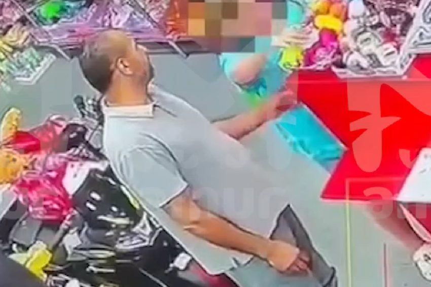 В Приамурье трудовой мигрант облапал малолетнего ребенка в отделе детских товаров. Фото: @t.me/amur_mash