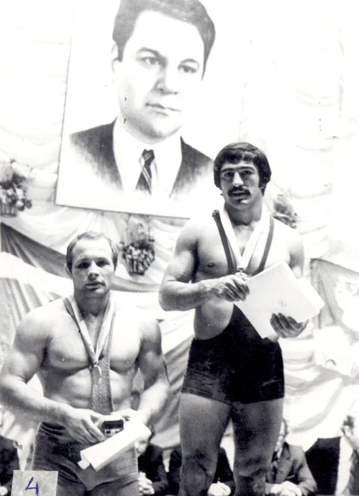 Бадалов (справа) - победитель престижного турнира в Красноярске (1981 г.). В финале он победил Николая Захарушкина (слева). Фото: личный архив Руслана Бадалова