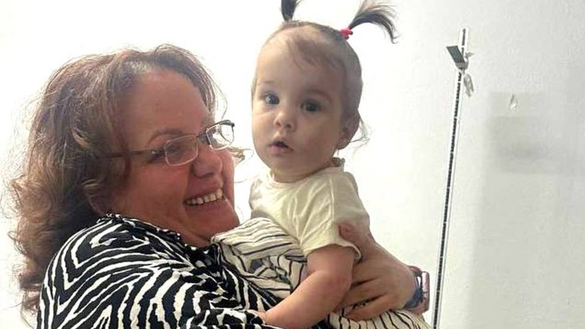 Семья, удочерившая брошенную в туалете Турции девочку, не отдаст ее матери. Фото: t.me/shot_shot