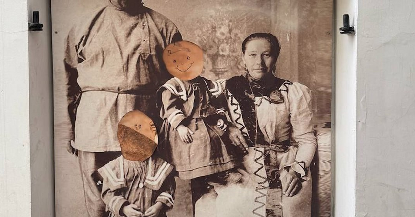 В Омске вандалы вырезали лица детей с исторического фото на улице. Фото: t.me/mash_siberia
