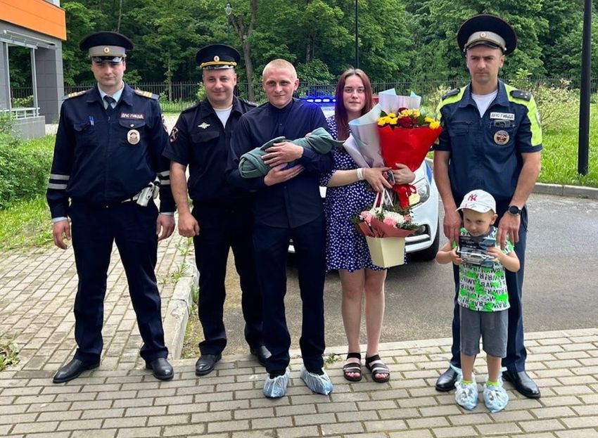 В Ленинградской области сотрудники ГАИ помогли рожавшей женщине добраться до больницы. Фото: @t.me/mashmoyka