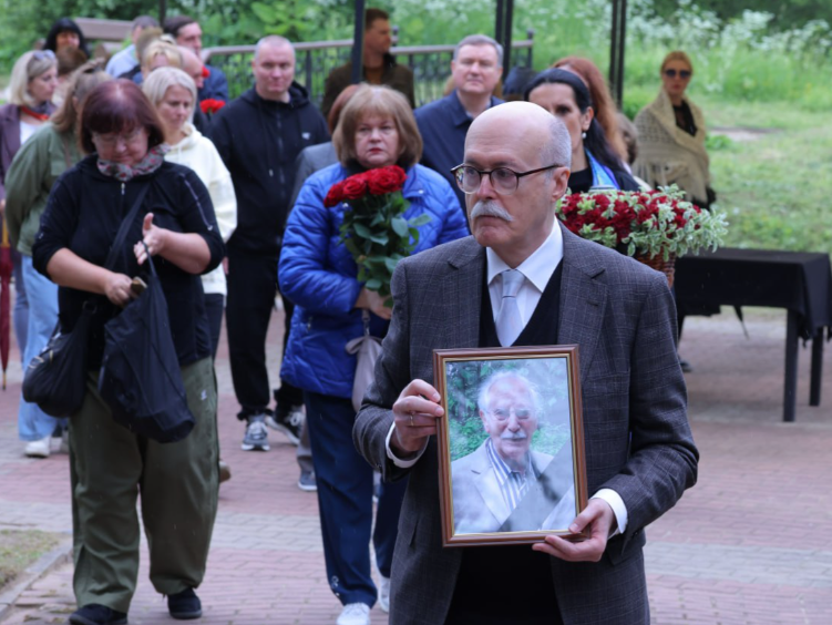 Александр Матыцин у могилы Анхеля Гутьерреса. ФОТО: Сергей Зорин