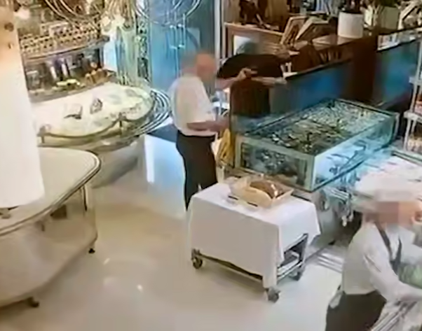 В Москве парень провел дегустацию устриц в магазине прямо из аквариума. Фото: t.me/mash_gor