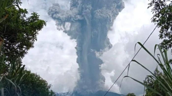 Мощное извержение вулкана Судного дня. Фото: tribunnews.com