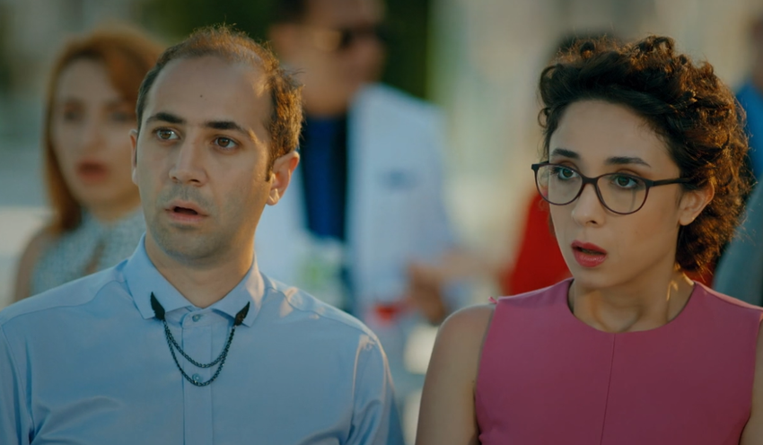 Эрдем и Лейла любого заставят рассмеяться. Кадр из сериала "Постучись в мою дверь", 2020-2021, реж. Ender Mihlar