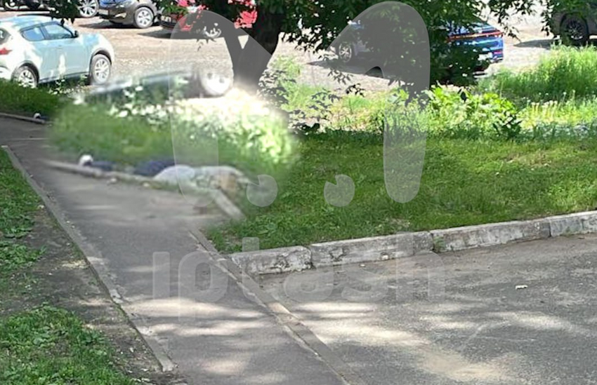 В Татарстане мужчина выпал из окна и приземлился на проходившего мимо дворника. Фото: t.me/mash_iptash