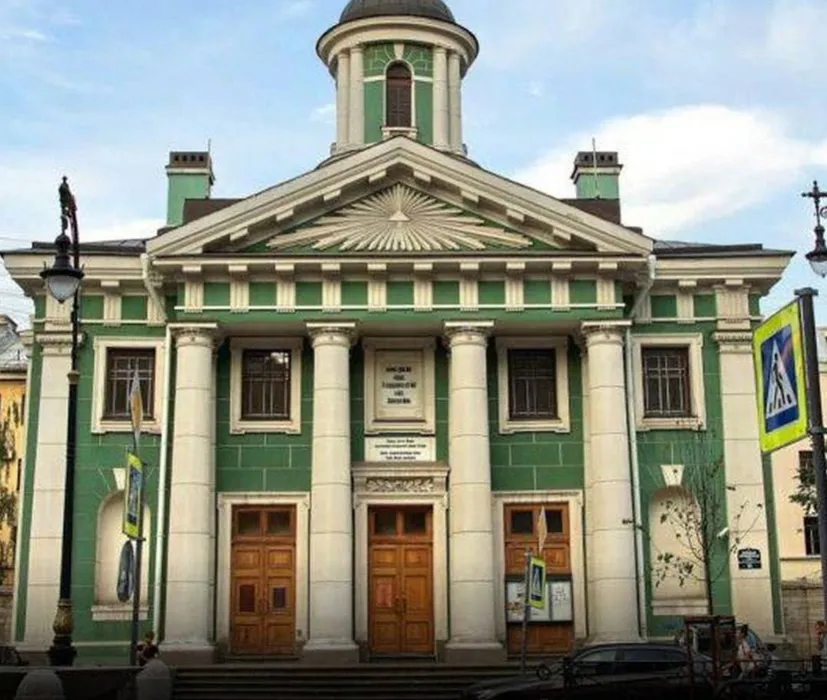 В Питере маньяк в рясе проник в раздевалку солисток хора церкви и домогался их. Фото: t.me/mashmoyka