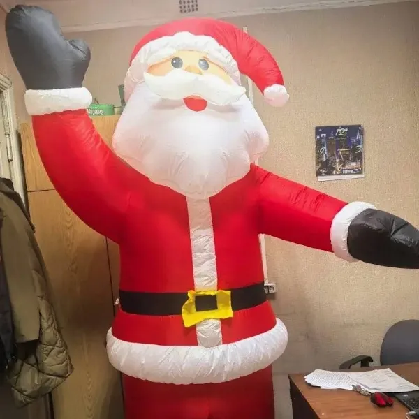 На Камчатке пьяный мужчина украл стоявшего у магазина надувного Деда Мороза. Фото: t.me/amur_mash