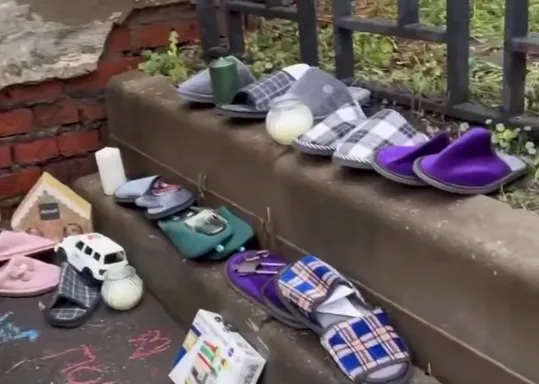 В Москве люди носят тапочки к дому Долиной ради успешной покупки квартиры. Фото: соцсети