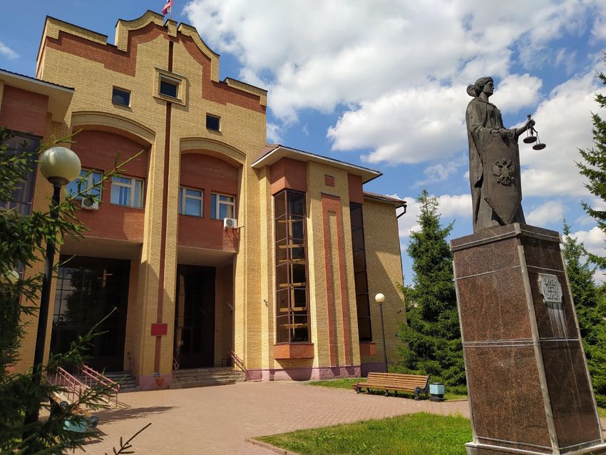 В Подмосковье статуя "Закон есть закон", стоящая у суда, оказалась незаконно установленной. Фото: vk.com/astarchak