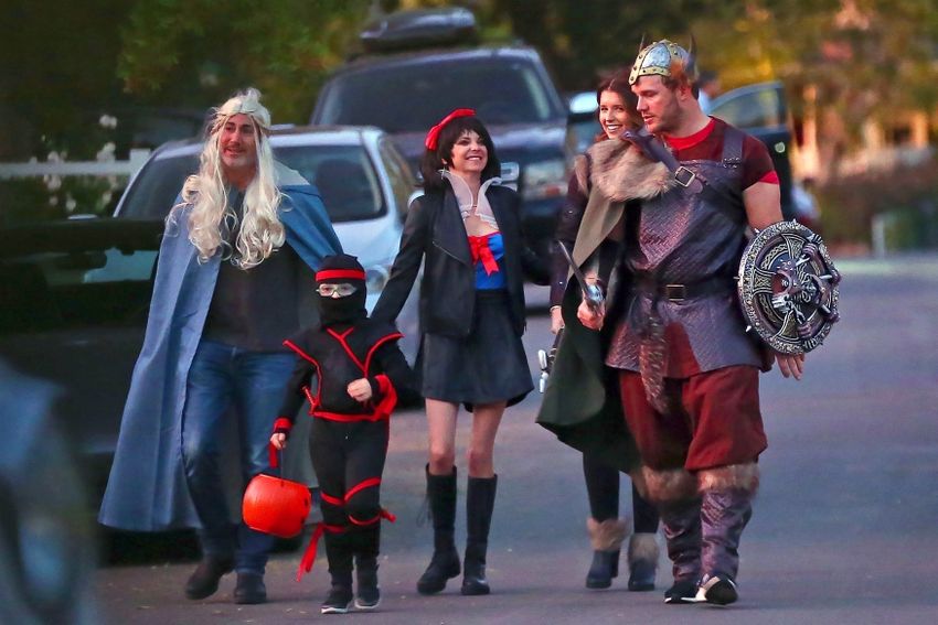 Прэтт с Анной Фэрис, женой и сыном в Хеллоуин. Фото: legion-media.ru