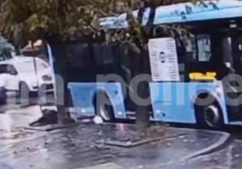 Во Владивостоке пенсионерка попала под колеса автобуса, запрыгивая в салон. Фото: t.me/amur_mash