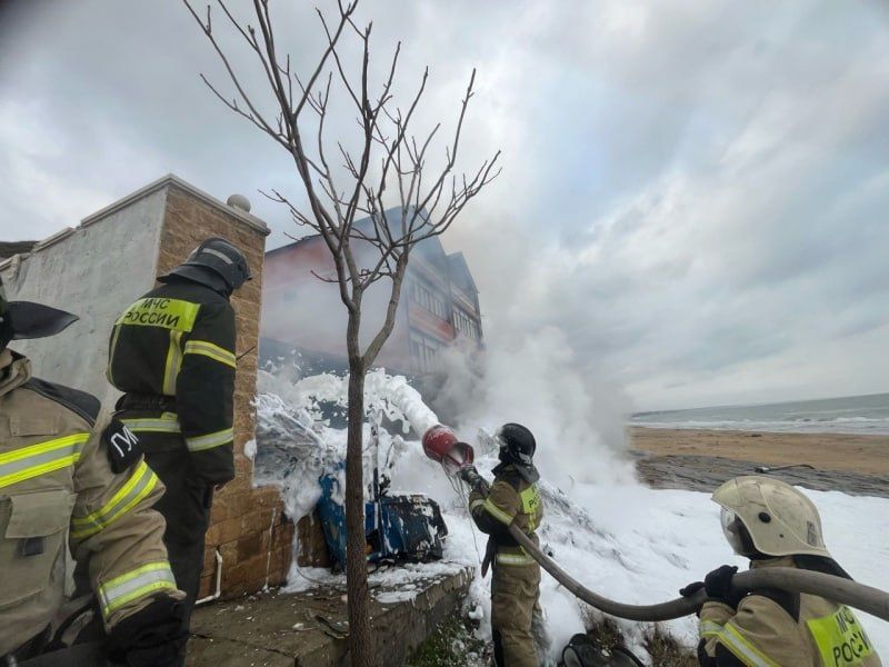 В Дагестане разбился вертолет с туристами, упав на базу отдыха. Четверо погибли. Фото: @breakingmash