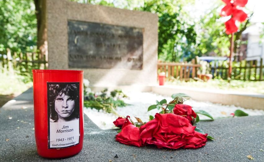 К могиле Моррисона всегда приносят свечи и цветы. Фото: legion-media.ru