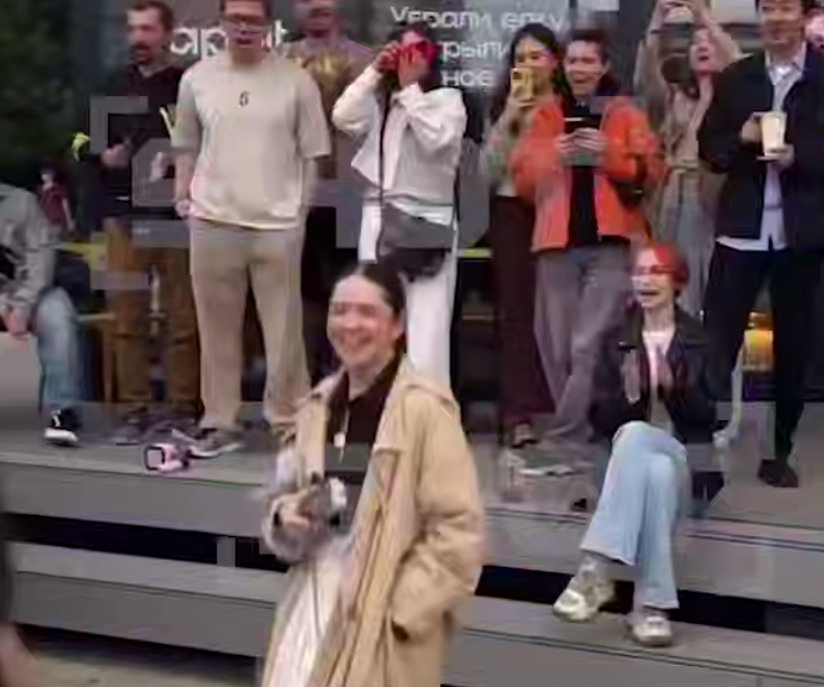 В Москве девушка, у которой не было друзей, пригласила на ДР 100 незнакомцев. Фото: t.me/shot_shot