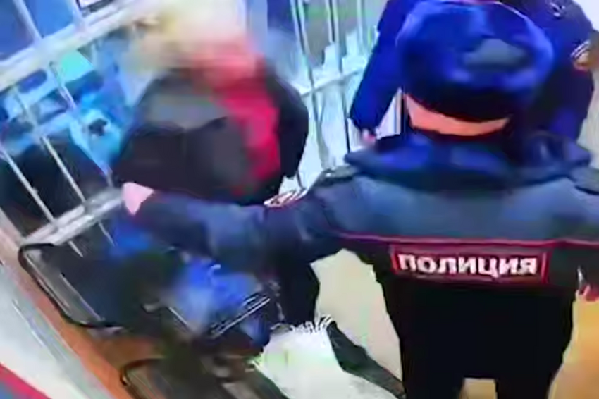 На Камчатке пьяная дама искусала полицейских, которые хотели ее задержать. Фото: t.me/amur_mash