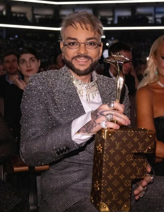 Филипп Киркоров с сумкой Louis Vuitton за 690 тысяч. Фото: Instagram (запрещен в РФ) / @fkirkorov