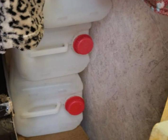 При обыске были обнаружены канистры для будущих партий суррогата. ФОТО: t.me/mashmoyka