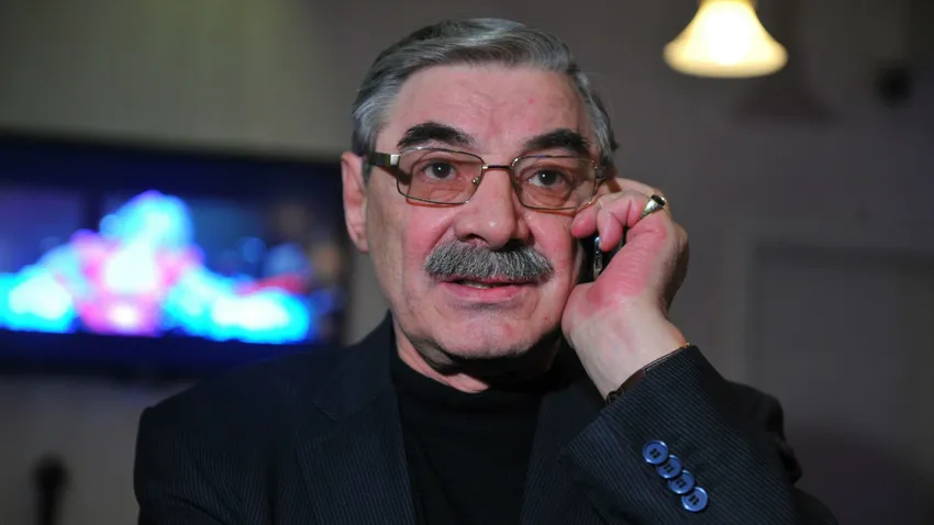 Александр Панкратов-Черный на прощании с Верой Алентовой. Фото: соцсети