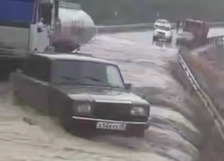 Под Махачкалой легковушку вместе с водителем снесло с моста потоком воды. Фото: t.me/mash_gor