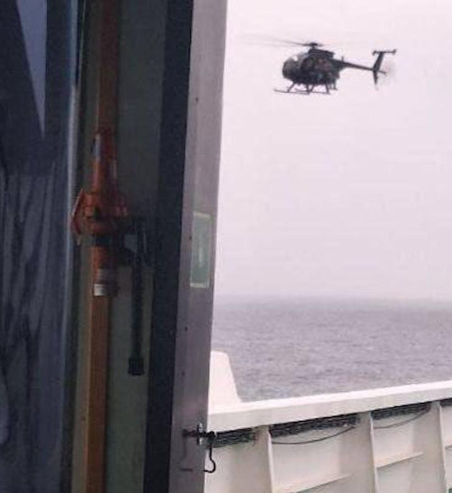 Вертолет MH-6M пытается осуществить посадку на палубу танкера. ФОТО: соцсети